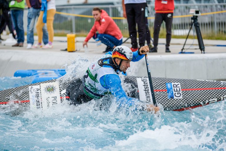 Franz Anton in einen Kanu-Slalom Kanadier.