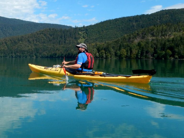 Paddler in sommerlicher Kleidung