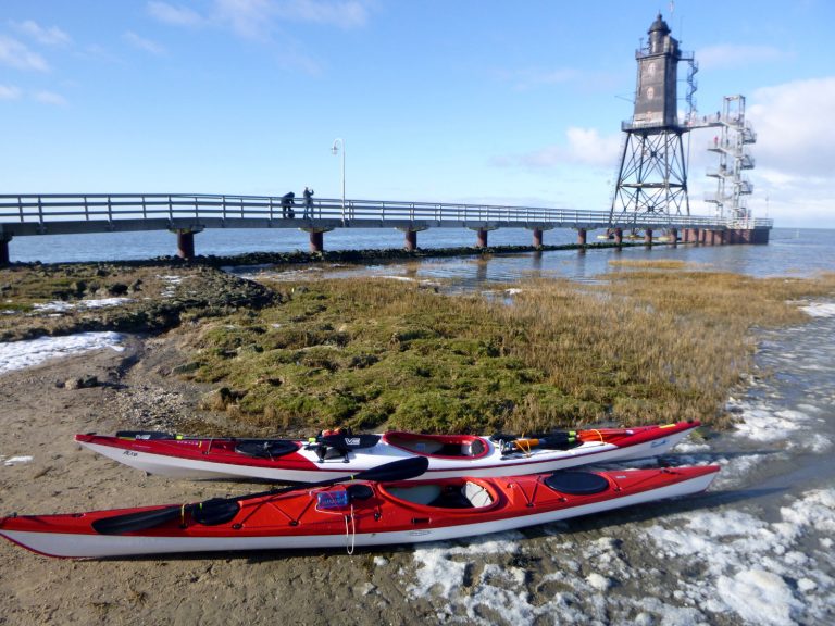 Zwei Seekajaks vor dem Leuchtturm Obereversand