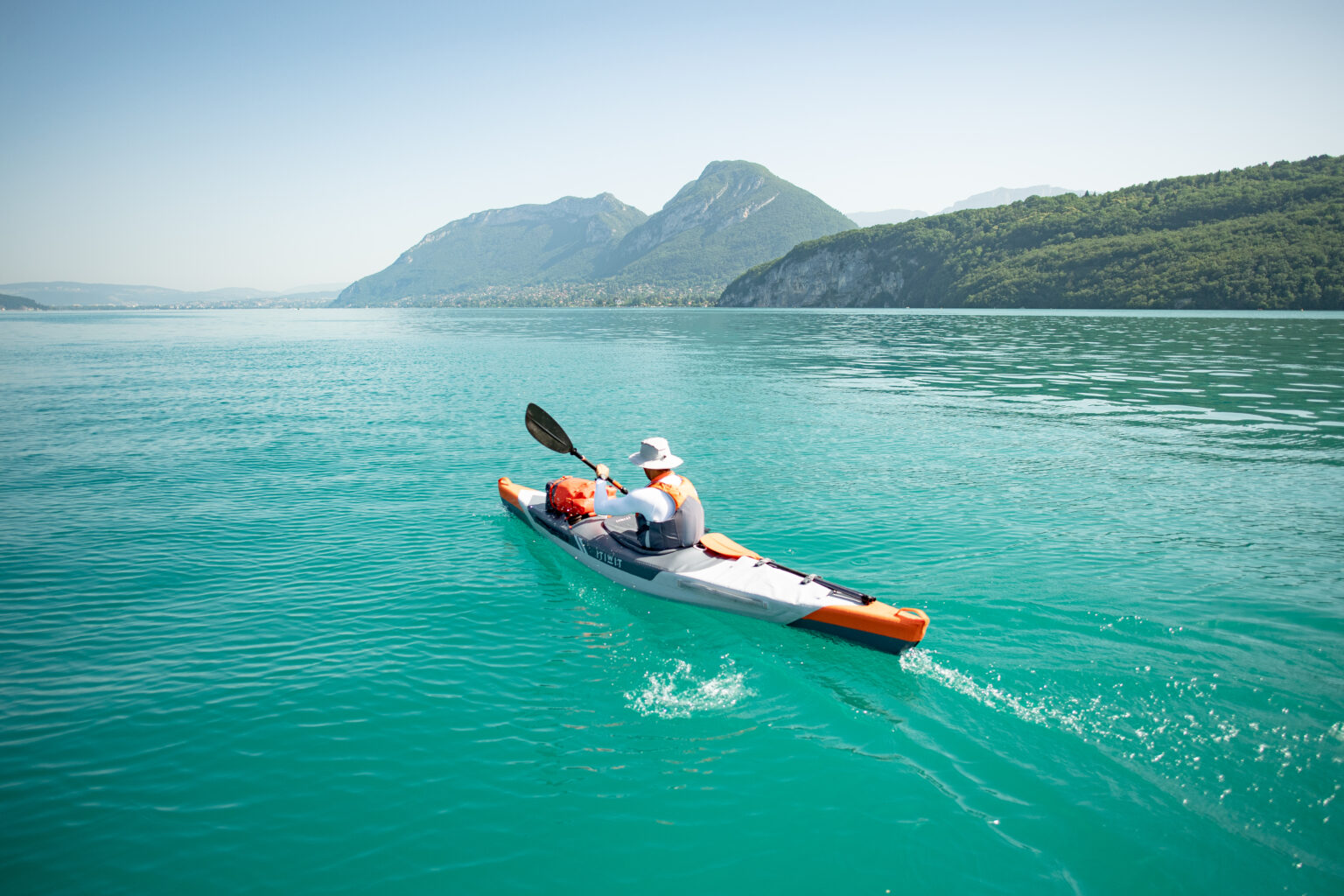 Aufblasbares Itiwit X500 Kajak von Decathlon auf dem Wasser
