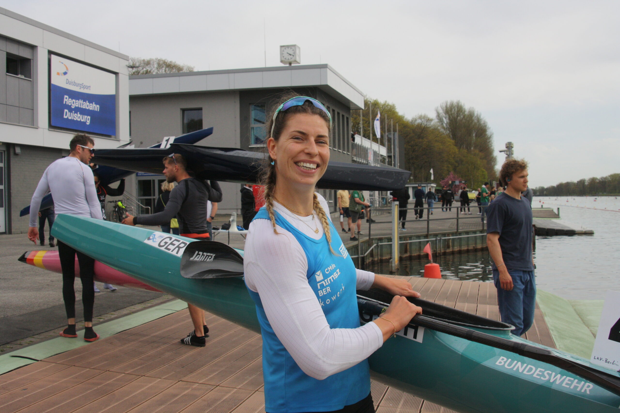 Pauline Jagsch hoch konzentriert im Einer-Kajak im Wasser