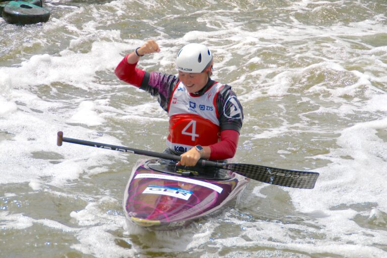 Lucie Krech wird mit über 4 Sekunden Vorsprung U23 Kanu-Slalom Weltmeisterin im Canadier-Einer.