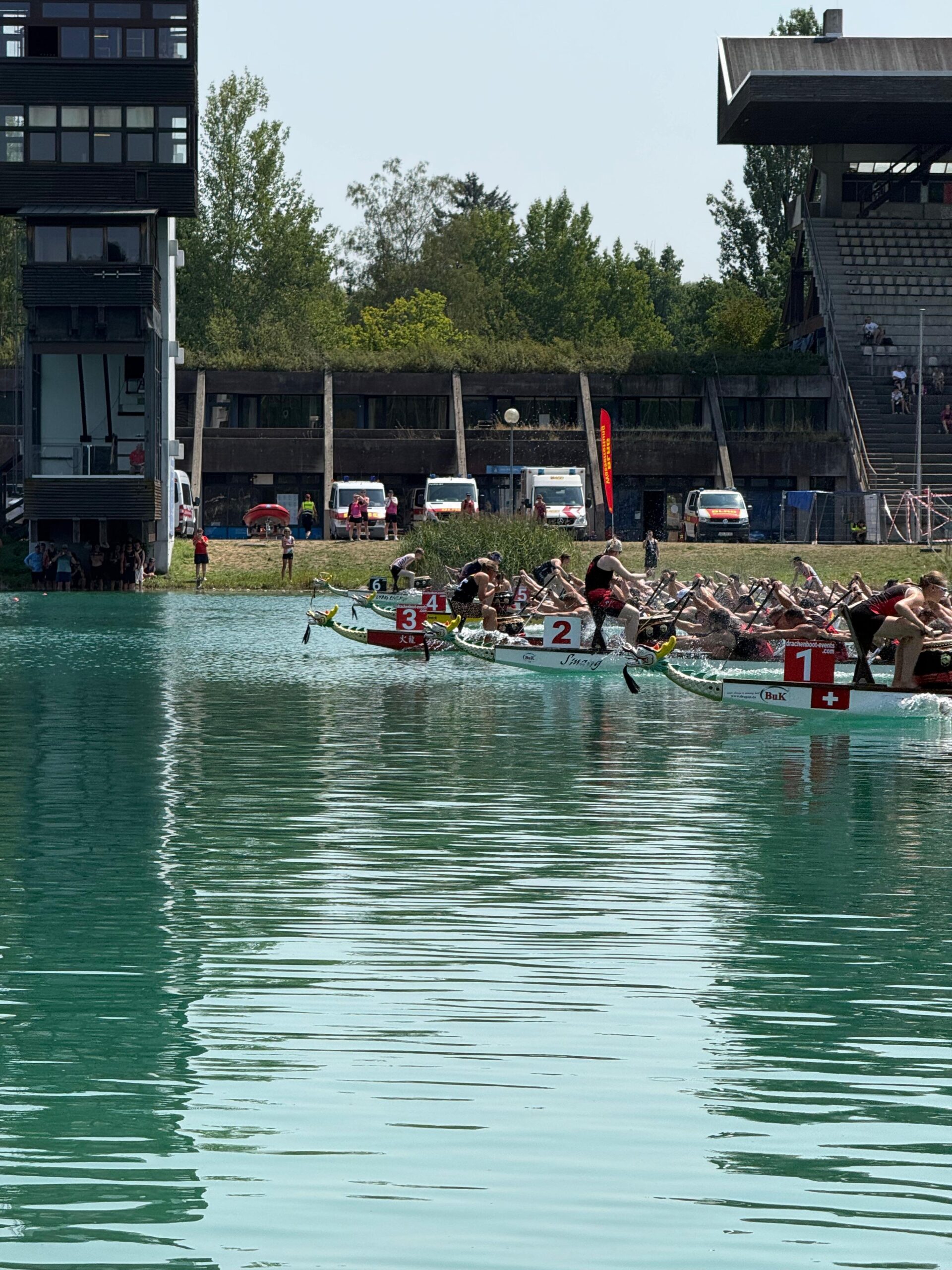 Zieleinlauf bei der 12. Gemeinsamen Deutschen Drachenboot Meisterschaft 2026 in München.