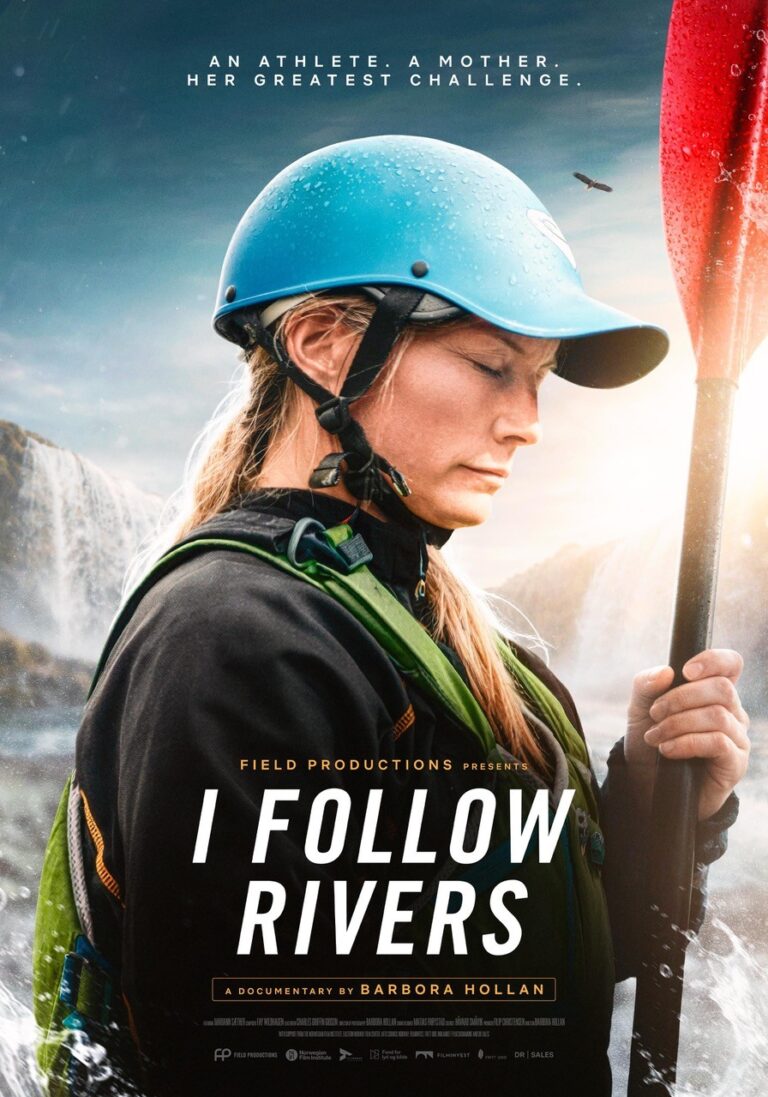 Filmplakat zu I Follow Rivers: Kajakfahrerin Mariann Sæther mit blauem Helm und rotem Paddel vor einem Wasserfall