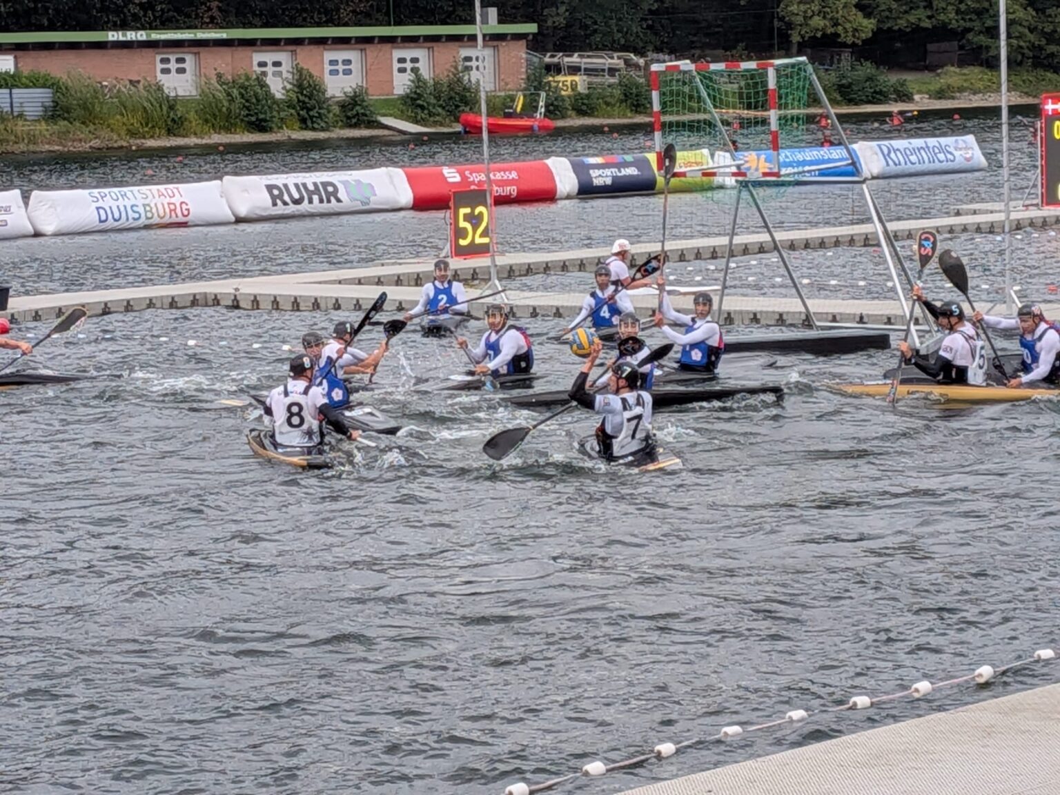 Spielszene der deutschen U21-Herren gegen Chinesisch-Taipeh auf der Regattabahn Duisburg, ein Spieler holt zum Wurf aus.