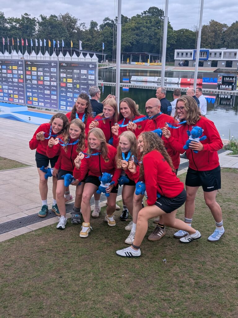 Die deutschen U21-Kanu-Polo-Damen bei der Siegerehrung der WM in Duisburg mit ihren Bronzemedaillen.