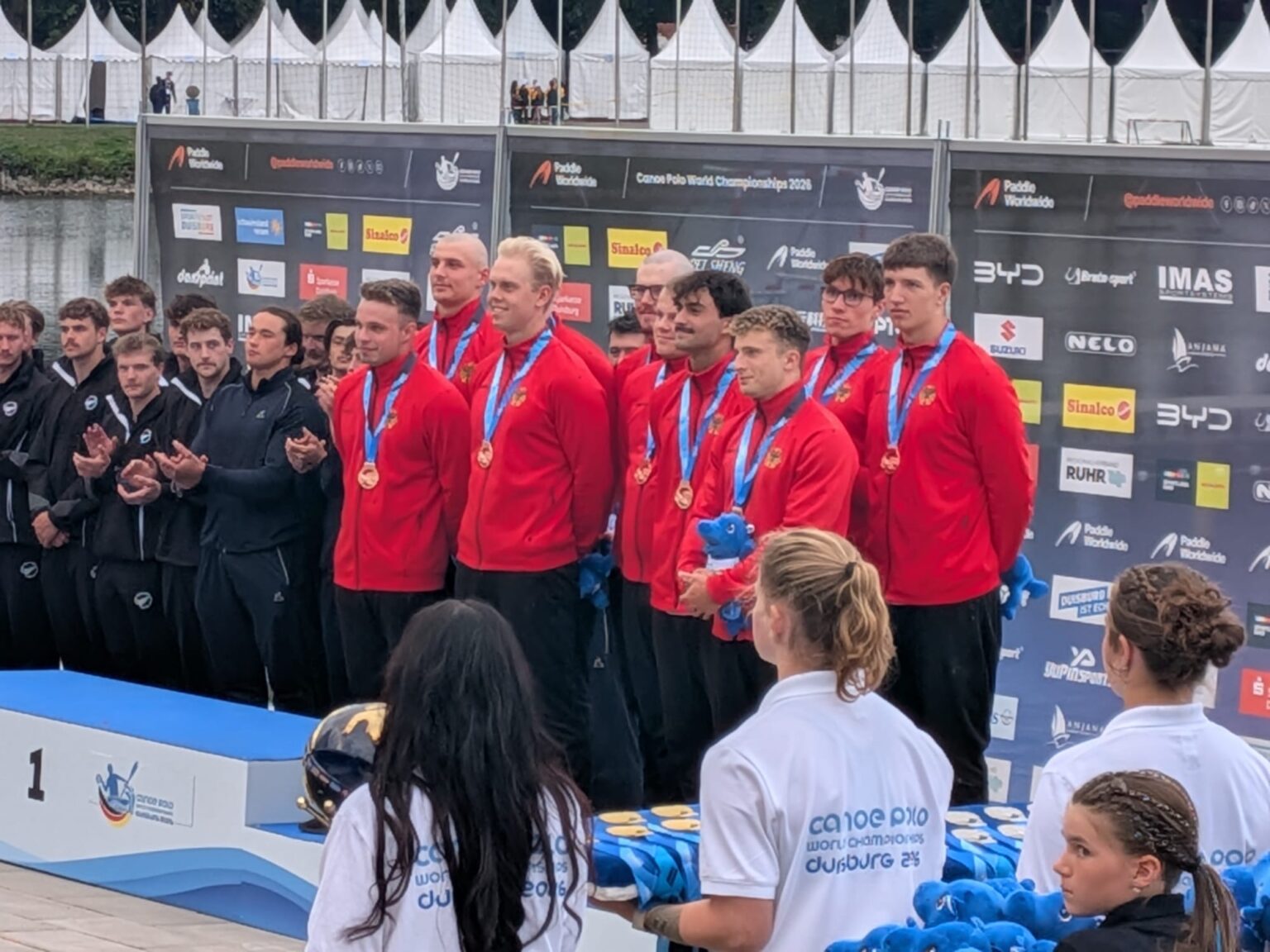 Die deutschen U21-Kanu-Polo-Herren bei der Siegerehrung der WM in Duisburg mit ihren Bronzemedaillen.