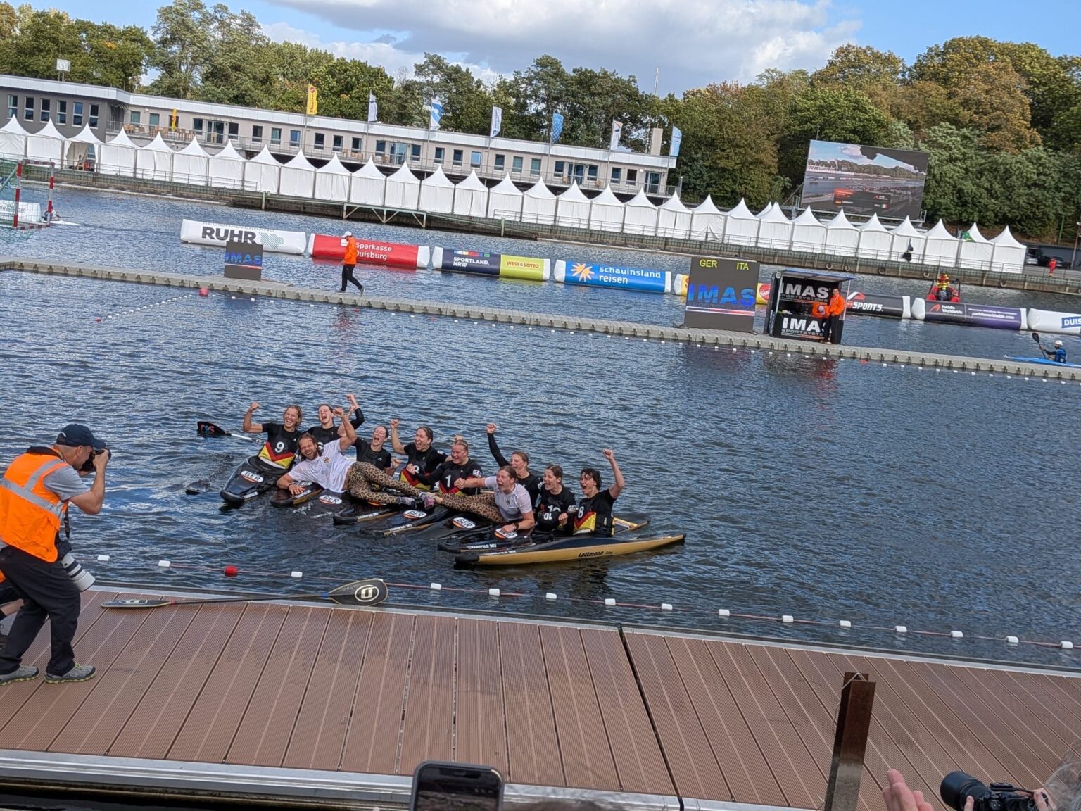 Die deutschen Kanu-Polo-Damen feiern ihren Weltmeistertitel bei der Heim-WM in Duisburg.