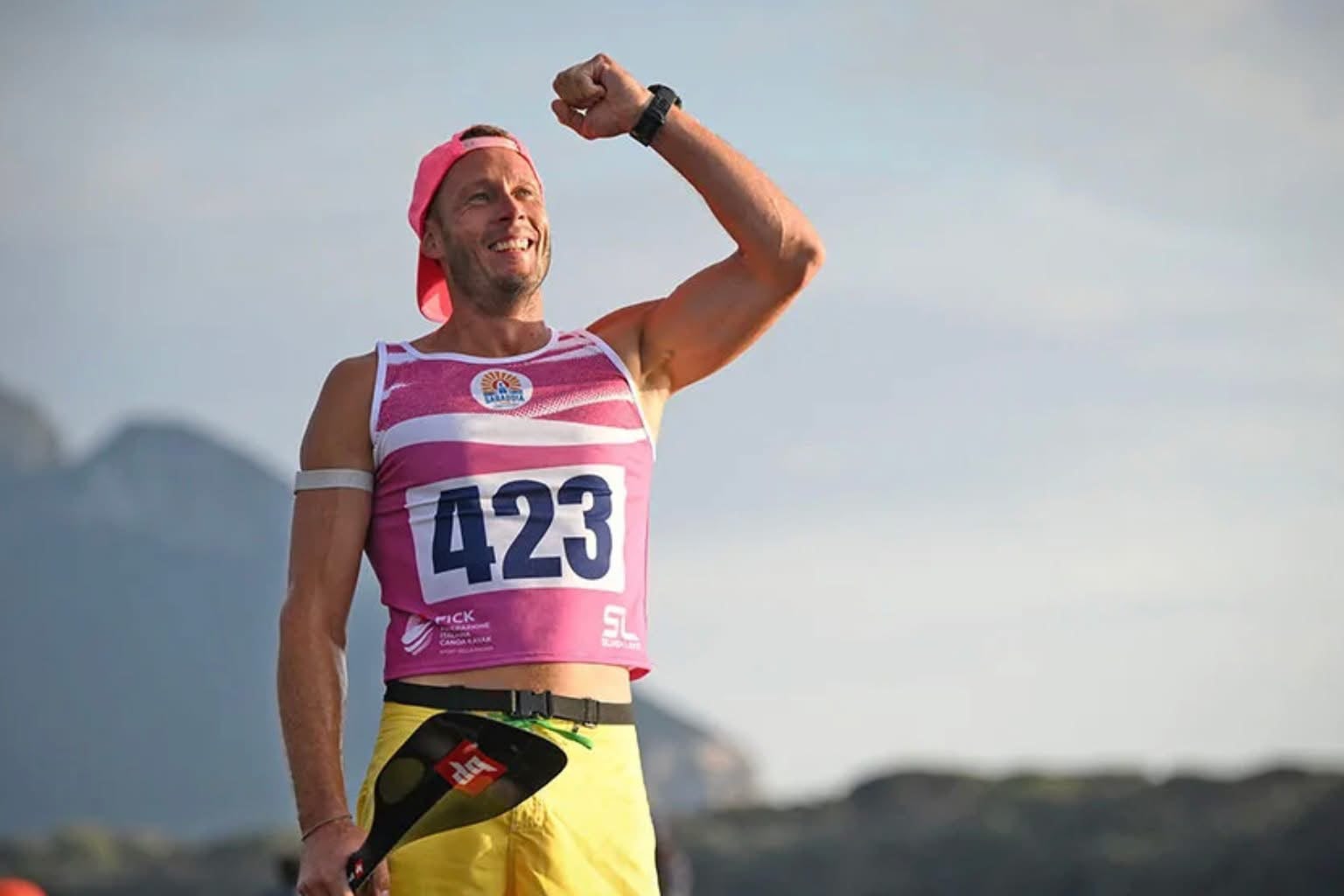 Manuel Lauble jubelt nach seinem Sieg, im pinken Startleibchen mit der Nummer 423.