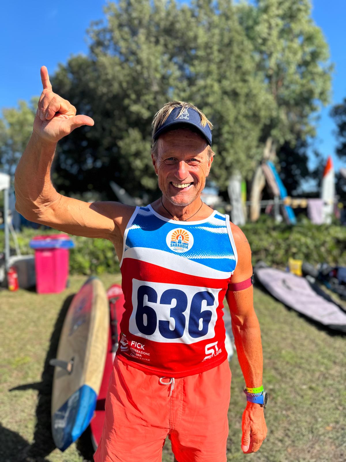 Arnd Dünzinger im Startleibchen mit der Nummer 636 bei der SUP-Weltmeisterschaft 2026 in Sabaudia.
